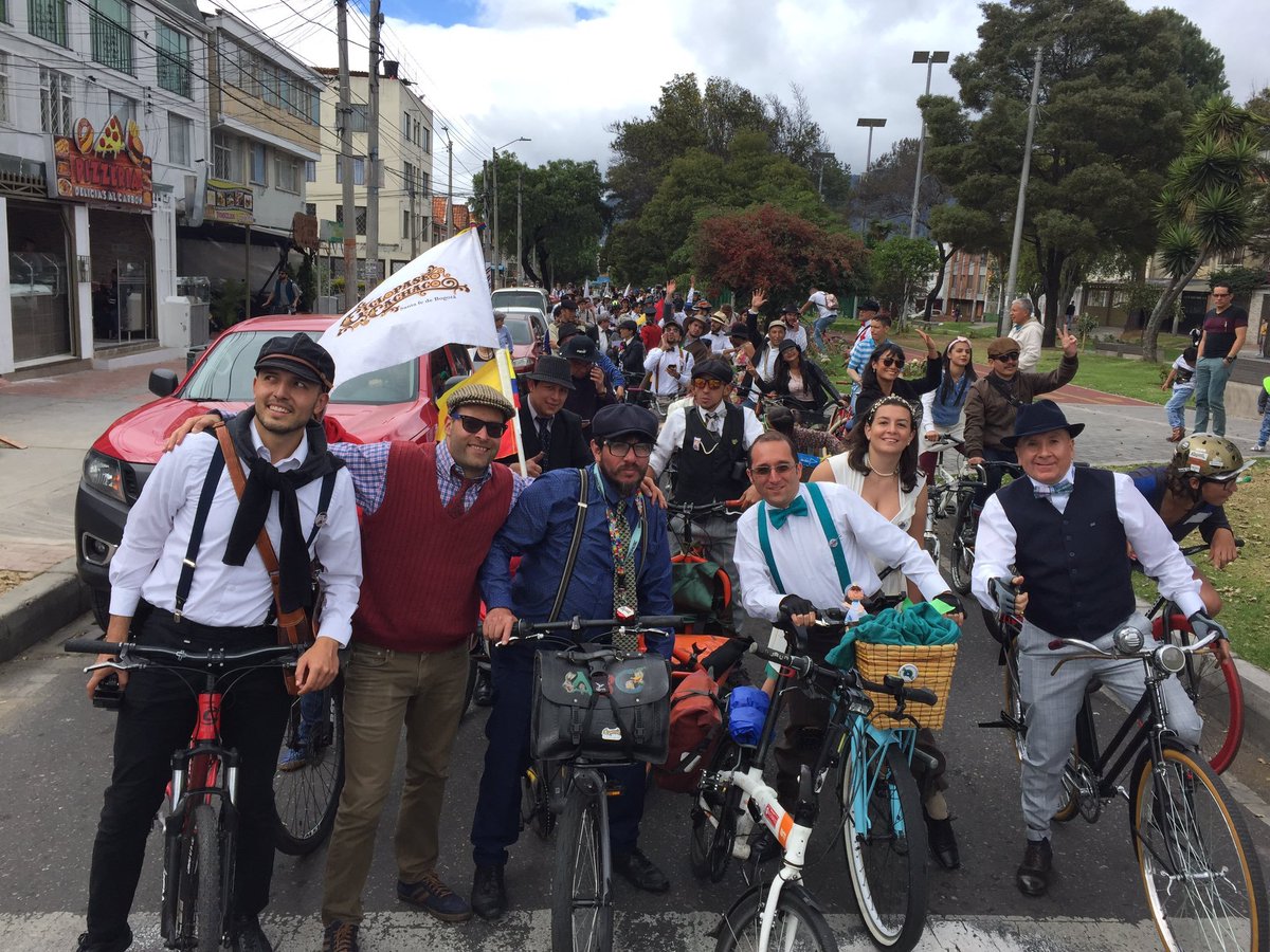 Buenas buenas. Paso a recordarles que el sábado es tradicional el Ciclopaseo Cachaco. La cita es 11 am en la Plaza de Lourdes.