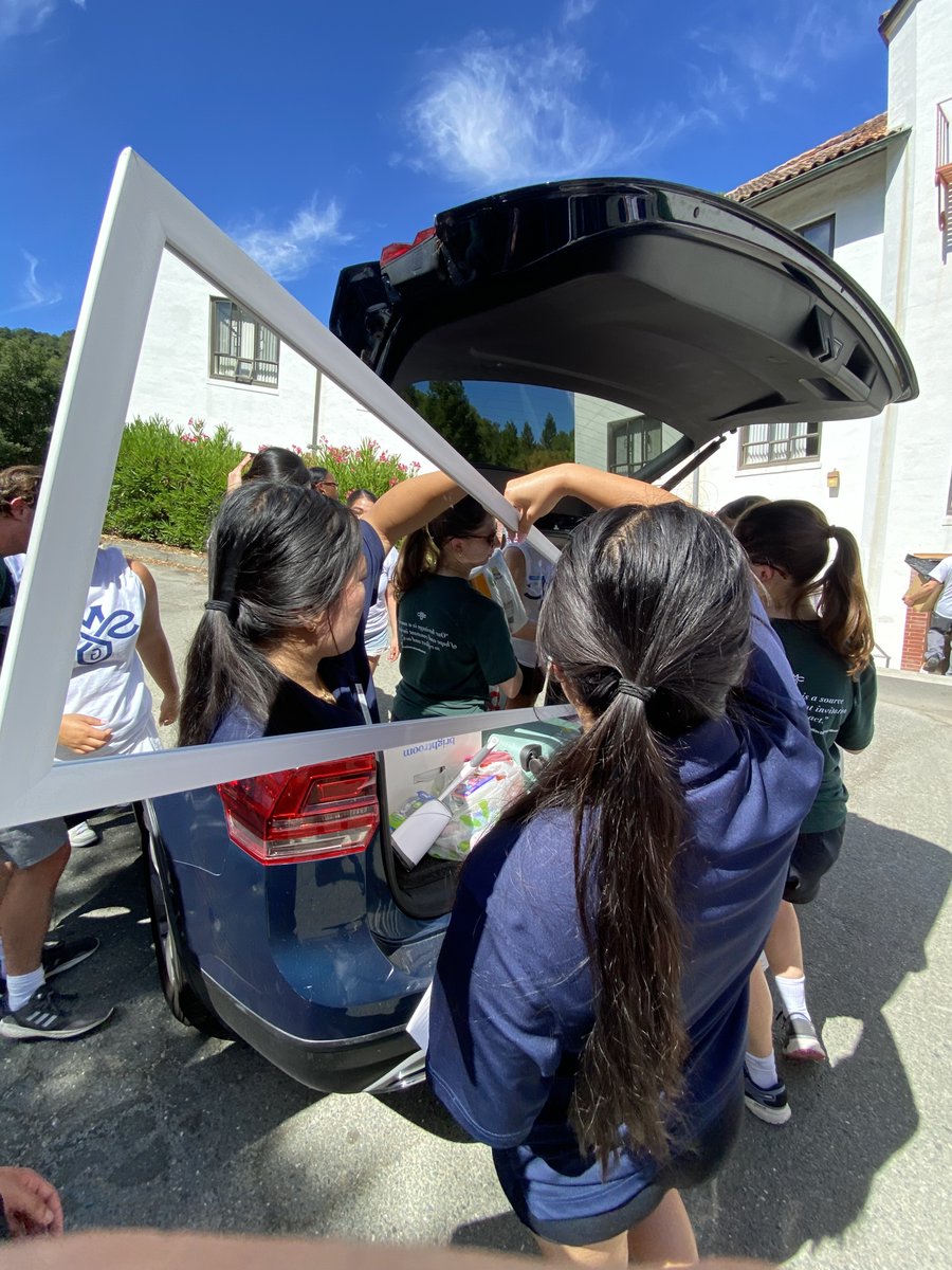 GaelAlumni's tweet photo. Move In Day! Welcoming the new Gaels to their new home and kickstarting one of the best chapters of their lives! https://t.co/vAN3dXaCNe