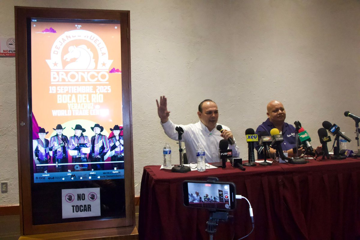 Clickbait tweet media