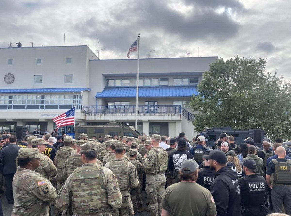 nicksortor's tweet photo. 🚨 NOW: A HUGE crowd of National Guard troops and federal agents are awaiting President Trump’s arrival at the Federal Law Enforcement Center in DC

Trump’s first “shift” patrolling DC has just begun 😆 https://t.co/9oqK6hD287