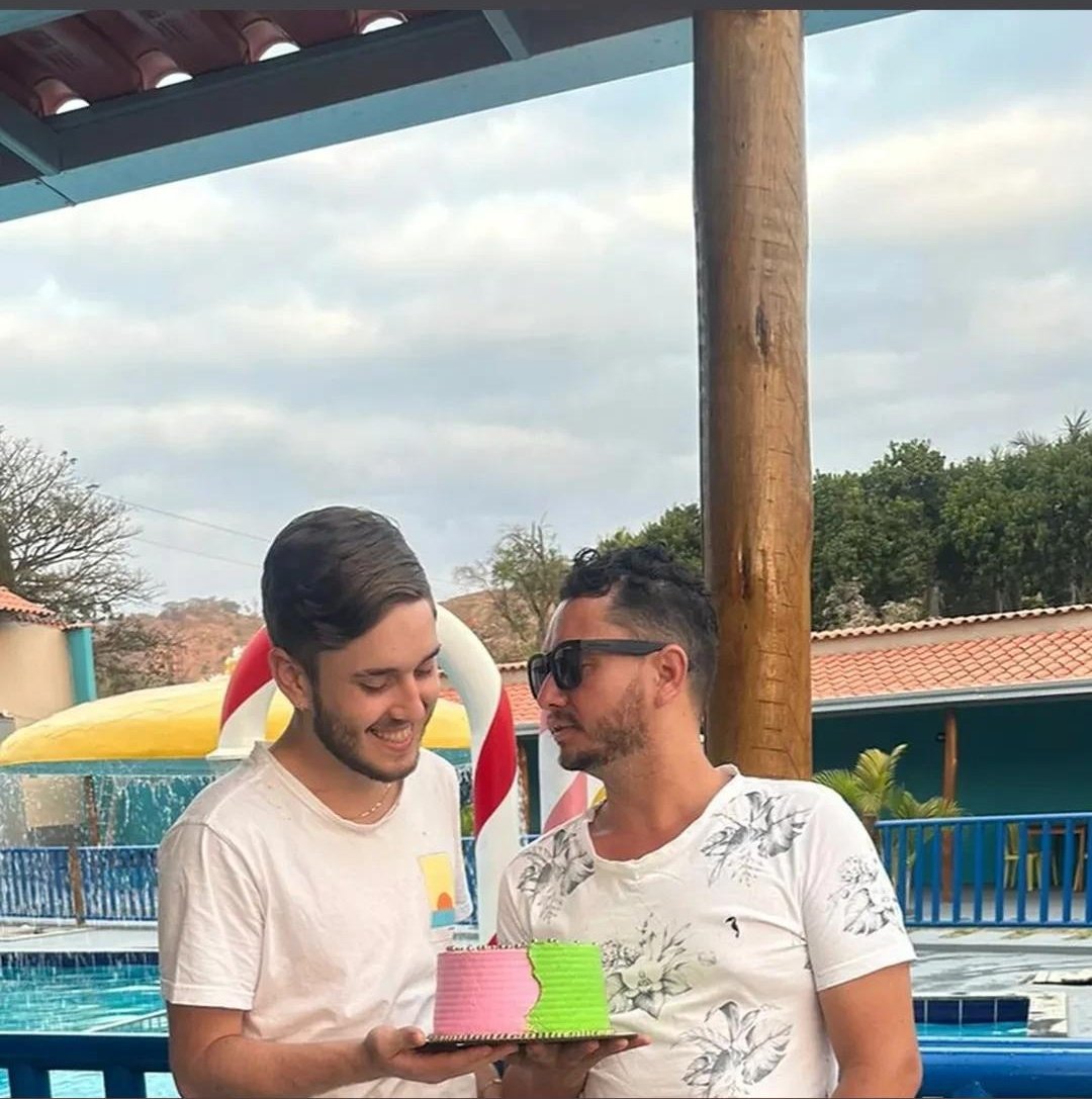 Amanhã será o pior dia da minha vida . A pessoa que mas amo faz aniversário no mesmo dia que eu . E saber que n estaremos juntos nesse momento. Onde fiz tantos pranos para esse dia . Da vontade dormi e acorda apenas sábado .