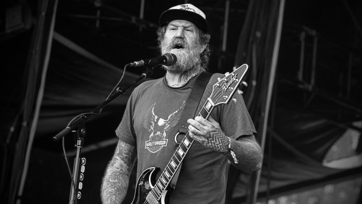 Fucking Hell! It seemed like something was wrong recently, but man... This fucking sucks! R.I.P. Brent hinds, you absolute Madman! Definitly having Crack The Skye on, today.😔