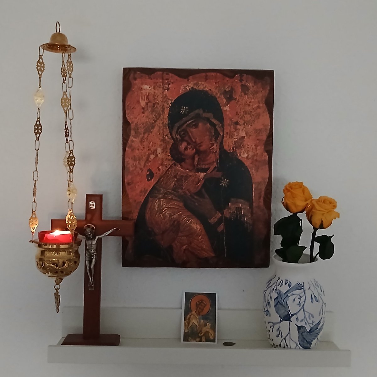 Santísima Madre de Dios, líbrame del peso de mis pecados, disipa las tinieblas que se amontonan en mi mente, líbrame de mi lodo espeso, reprime las tentaciones, gobierna mi vida felizmente, para que pueda ser conducido por ti a la dicha celestial. 

Buenas noches.