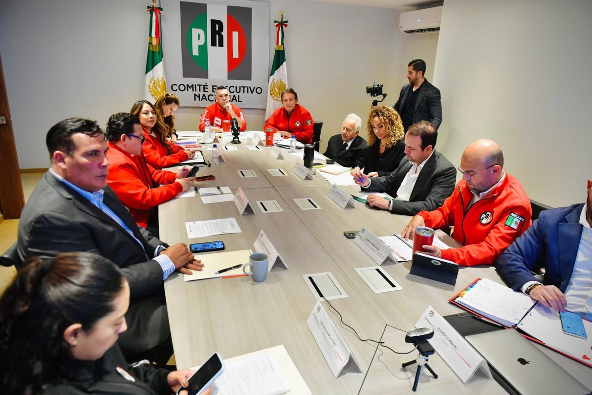 Sesión de trabajo de las y los priistas de todo el país, encabezada por el dirigente del <a href="/PRI_Nacional/">PRI</a> , <a href="/alitomorenoc/">Alejandro Moreno</a> . 

Con energía y determinación seguimos adelante, unidos y fuertes.

¡Vamos con todo!
#PRIUnido