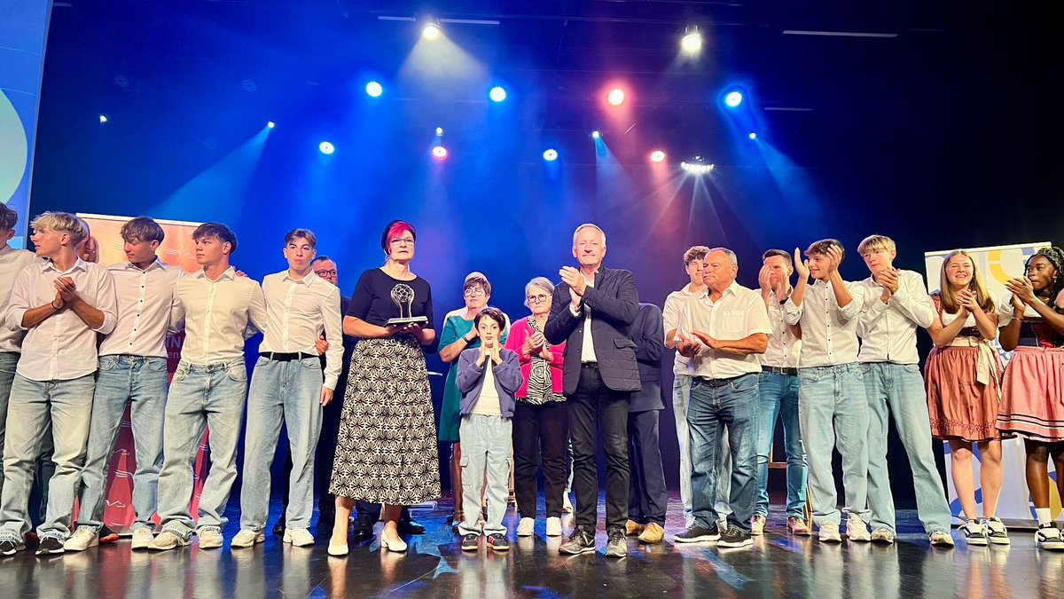 🇫🇷 🇺🇦 🇩🇪 🇷🇴 Toutes mes félicitations 👏👏 à nos  jeunes Mayennaises et Mayennais, qui remportent dans leur catégorie respective (basket et football) la 23e édition de la Rencontre des Quatre Régions pour l’Europe🇪🇺
L’occasion de remettre le trophée Gérard Dujarrier, en hommage à