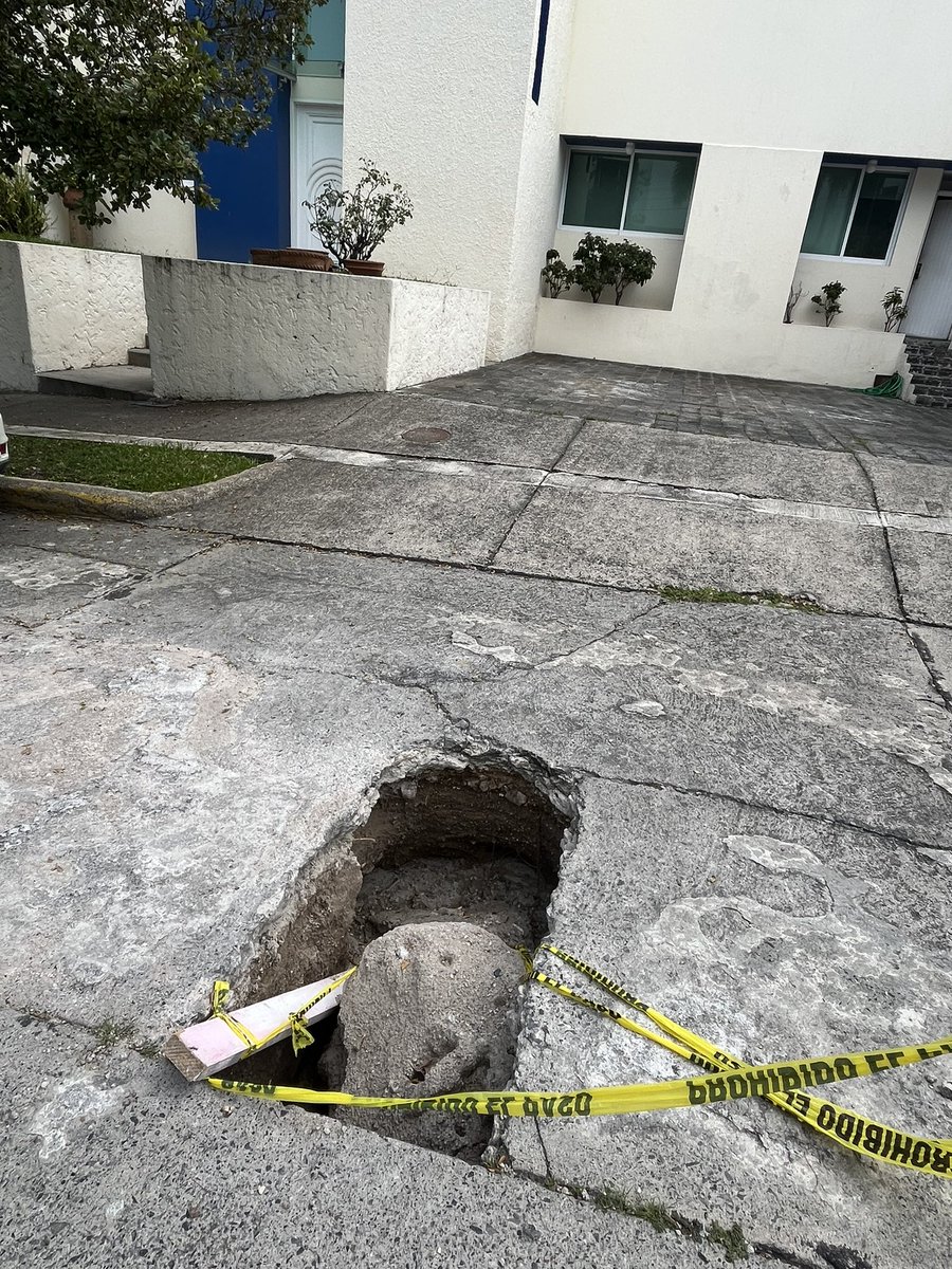 dany_suarezg's tweet photo. @ZapopanGob @Trafico_ZMG @GobiernoJalisco el @siapagdl cambia tomas de agua y deja la obra a medias con los hoyos abiertos por más de 15 días. Calle Hortencias 37 en Col. Jacarandas CP 45160 zapopan… irónicamente a 2 cuadras de la unidad del SIAPA de Ávila Camacho. Terminen !!! https://t.co/ICU5ER3nFA