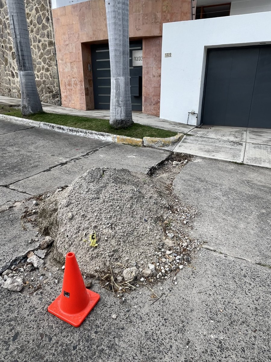 dany_suarezg's tweet photo. @ZapopanGob @Trafico_ZMG @GobiernoJalisco el @siapagdl cambia tomas de agua y deja la obra a medias con los hoyos abiertos por más de 15 días. Calle Hortencias 37 en Col. Jacarandas CP 45160 zapopan… irónicamente a 2 cuadras de la unidad del SIAPA de Ávila Camacho. Terminen !!! https://t.co/ICU5ER3nFA