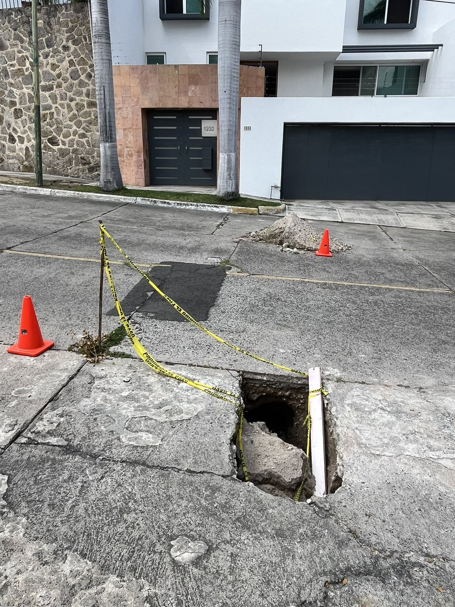 dany_suarezg's tweet photo. @ZapopanGob @Trafico_ZMG @GobiernoJalisco el @siapagdl cambia tomas de agua y deja la obra a medias con los hoyos abiertos por más de 15 días. Calle Hortencias 37 en Col. Jacarandas CP 45160 zapopan… irónicamente a 2 cuadras de la unidad del SIAPA de Ávila Camacho. Terminen !!! https://t.co/ICU5ER3nFA