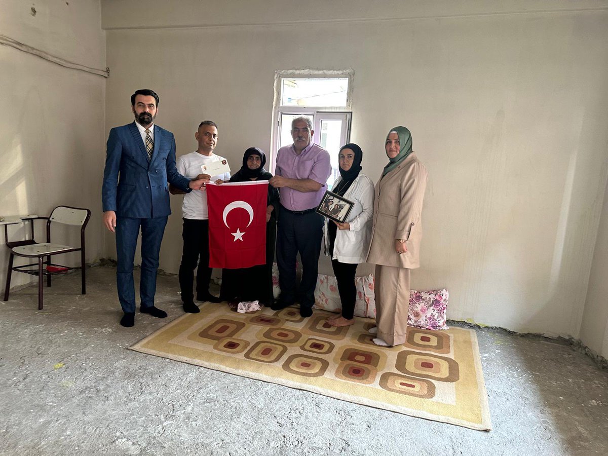 İlçe Başkanımız Süleyman Elgün Öncülüğünde;

İlçe Başkan Yardımcılarımız ve İlçe Kadın Kollarımız, Kahraman Şehitlerimiz Ömer Saklı ve İsa Kurt’un ailelerini ziyaret ettiler. 

Şehitlerimizin aile bireyleri ile yakından ilgilendiler.

Kahraman şehitlerimizi rahmetle anıyor,