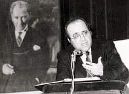 Uğur Mumcu der ki;
“ATATÜRKÇÜLÜK; emperyalizmin düşmanıdır, anti emperyalisttir. Tam bağımsız Türkiye’den yanadır. Özgürlükçüdür. İnsan Hakları savunucusudur. Her türlü terörün karşısındadır. Yobazların, vurguncuların, çıkarcıların düşmanıdır…”
-İkinci Cumhuriyetçiler ve