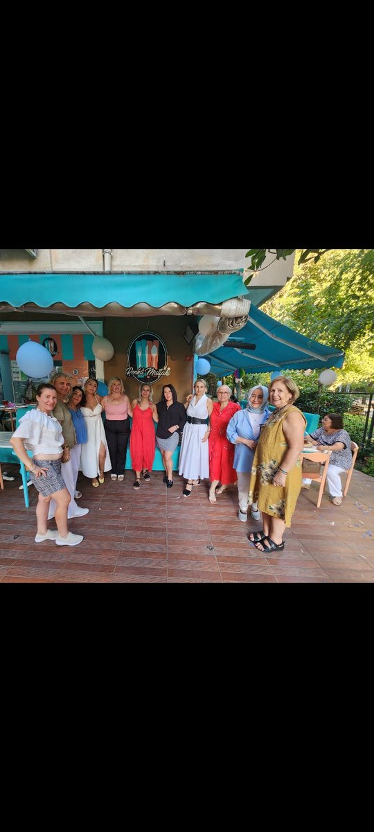 Kıymetli arkadaşlarım RENKLİ MUTFAK atölye olarak 1 Eylül‘de açılışını yaptığımız lokantamızın çok şükür birinci yıldönümünü bugün güzel arkadaşlarımın yaş günleri ile birleştirerek kutladık. Bu mutlu günümüzde yanımızda olan  tüm dostlarım,herkesten Allah razı olsun ...