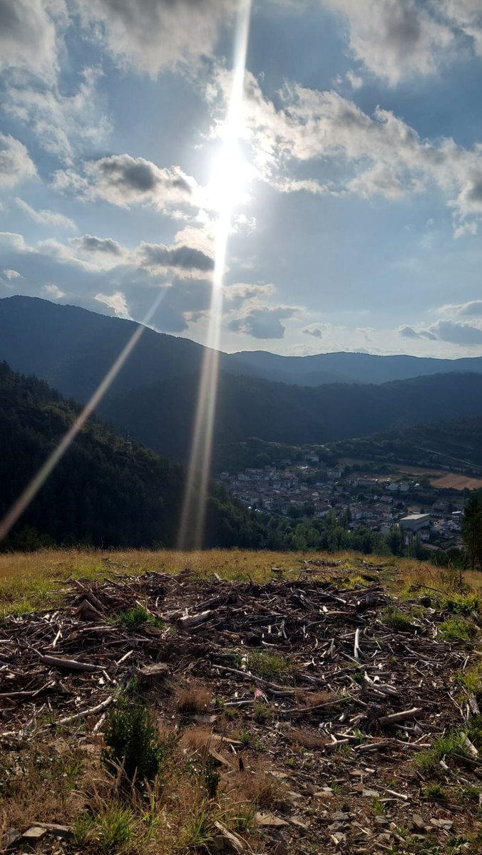 lakukula's tweet photo. Así de bonita caía hoy la tarde con el pueblo de Burgui al fondo. Valle de Roncal, Pirineo navarro. https://t.co/IGU1olCvWN