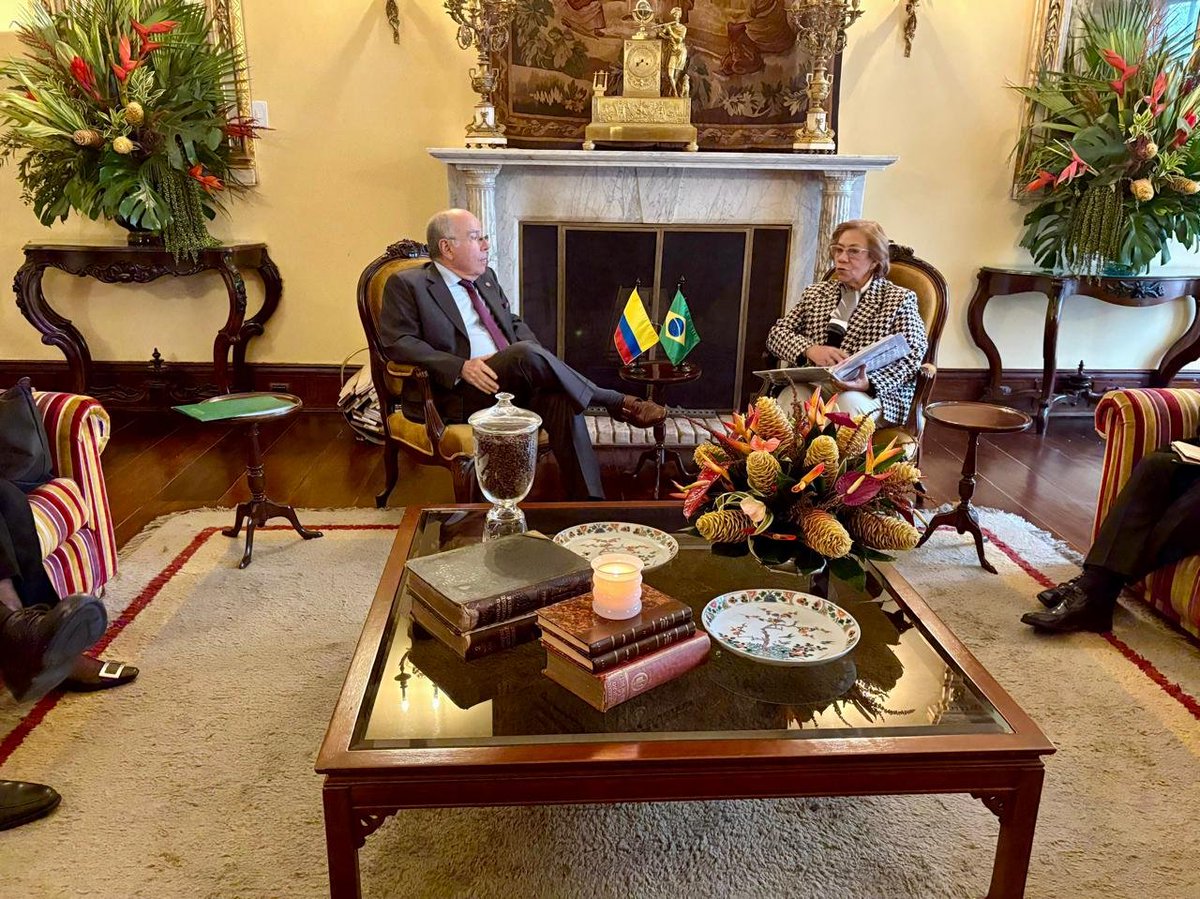 O Ministro Mauro Vieira reuniu-se, na tarde de hoje, com a nova chanceler colombiana Yolanda Villavicencio, no Palacio de San Carlos, em Bogotá.
