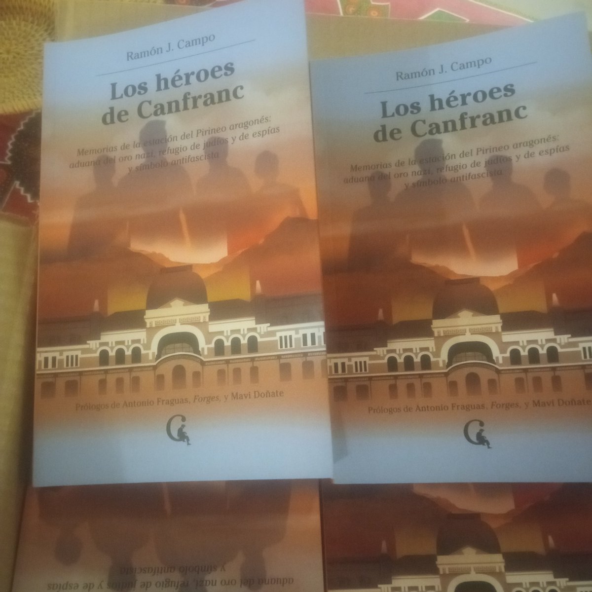 Ya han llegado los primeros ejemplares de 'Los héroes de Canfranc'. Es un homenaje a la gente que salió del silencio para contar la historia del único lugar de España donde se ganó a los nazis. Cantaron  La Marsellesa al izar la bandera francesa y retirar la cruz gamada