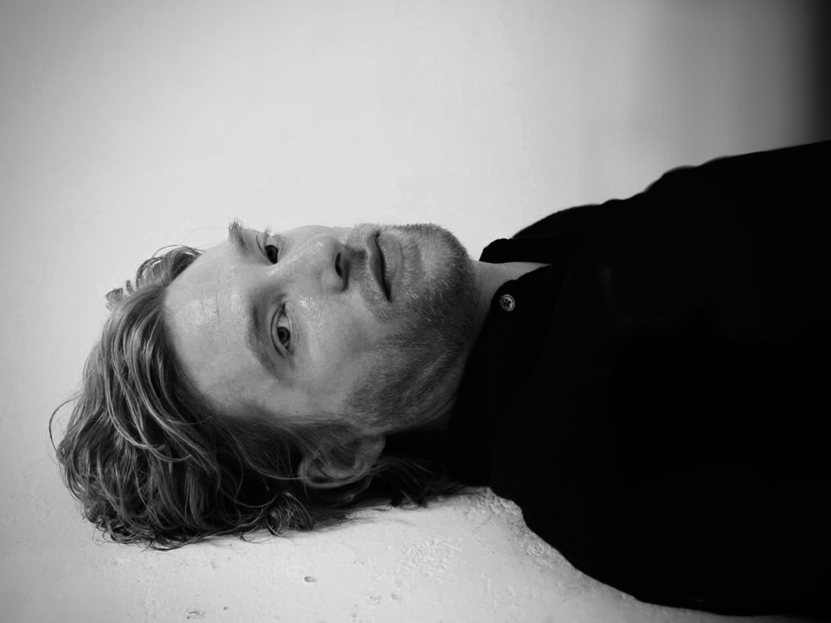 MsModernity's tweet image. ten years have passed between these two photos