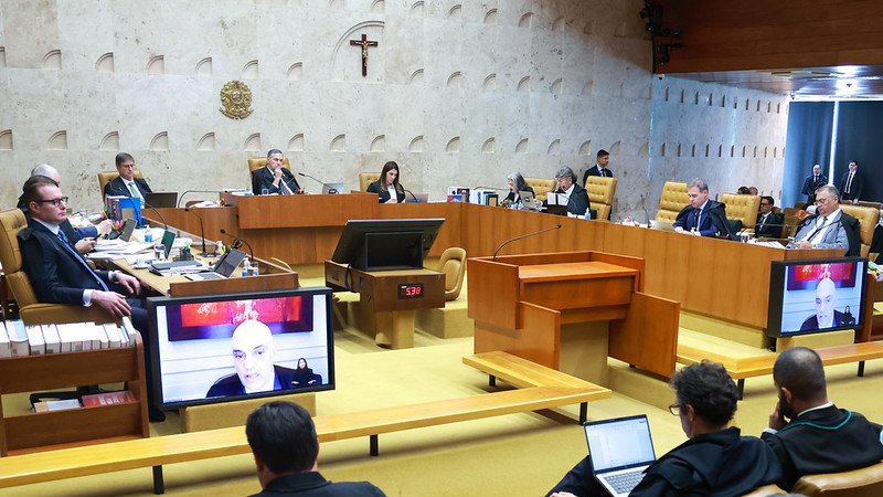 STF_oficial's tweet photo. ⚖️ @STF_oficial forma maioria para afastar a possibilidade do retorno imediato de crianças ao país de origem em casos de suspeitas de violência doméstica. O julgamento será retomado na próxima quarta-feira (27/8): https://t.co/eW65AzHtZ0 #SessãoSTF

#PraTodosVerem: contém descrição da imagem