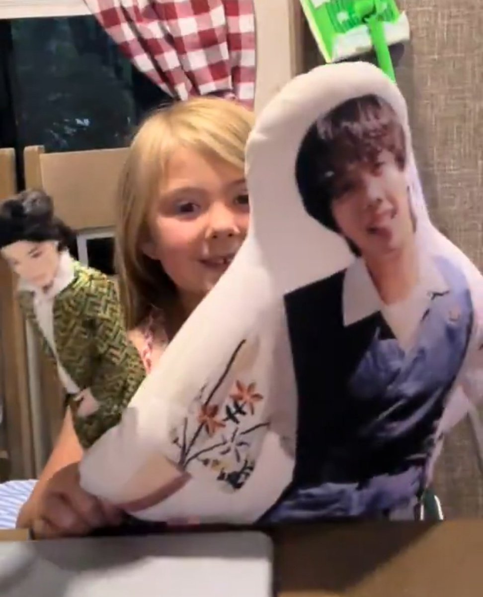 Ela com a Barbie Hobi 🤧