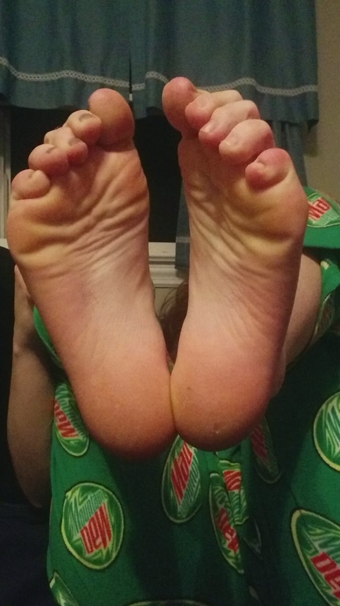 bratcherry_'s tweet photo. https://t.co/b76PfDjy8A to serve and get me a pedicure I need one bad 🥱 https://t.co/eLClnTbI9i