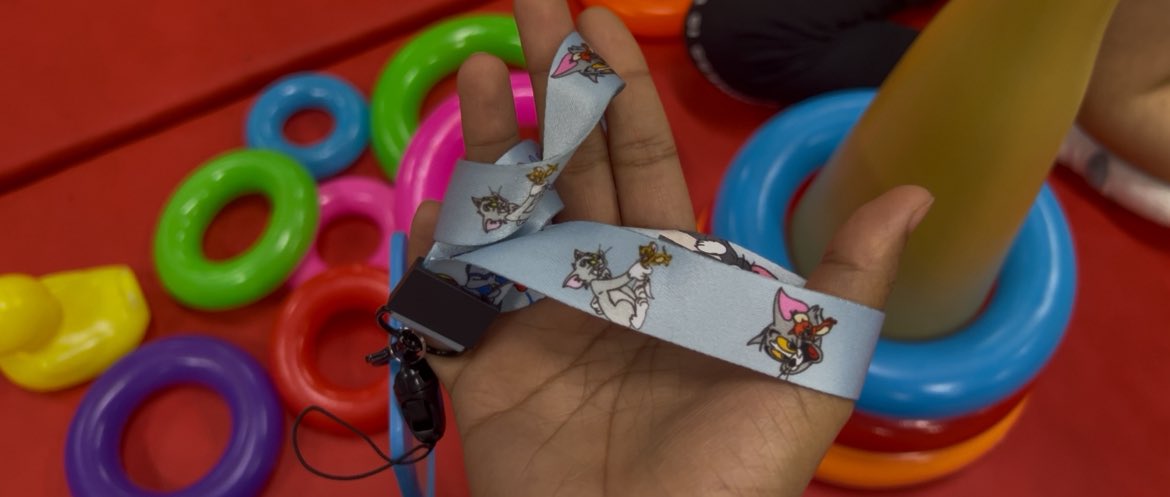 شكلي طحت في حب البيديا
النونو قالت لي الله توم وجيري ونزلتها وريتها وجيت بلسبها ثاني قالت لا خليها 😭💗
وتختارني اسوي لها التمارين 💗
وصارت تتحمس للتمرين بعد ماعطيتها استيكر
وفي مريضه CP قدرت اضحكها بعد ماكانت معصبه وحسيت بإنجاز لانه حالتها كانت صعبه في التعامل يارب لك الحمد 💗