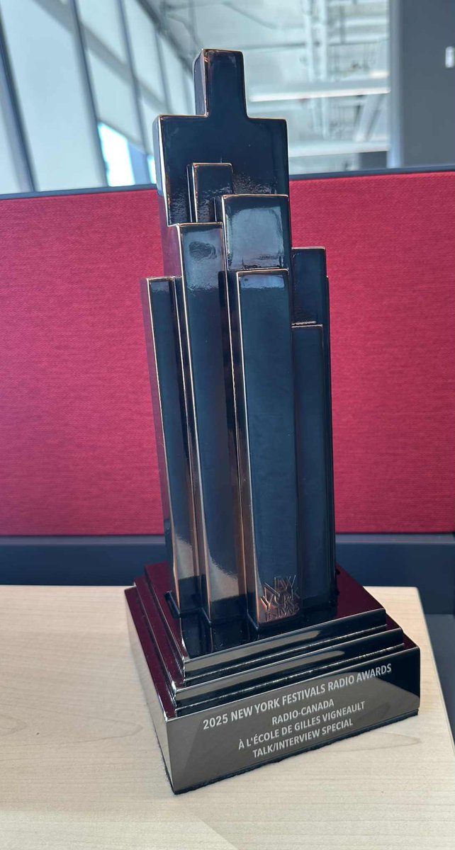 Livraison spéciale from New York to Montréal. Il est beau le trophée remis par le New York Festivals Radio Awards pour notre émission de deux heures avec Gilles Vigneault, « À l’école de Gilles Vigneault ». Fierté.
