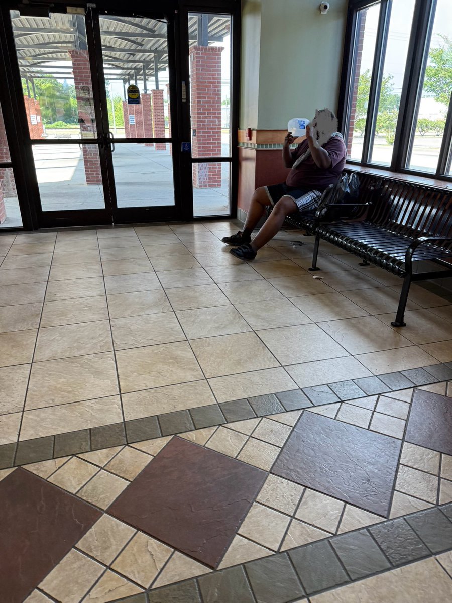 ManOfTheLibrary's tweet image. This man asked me for a cup of water. I gave him my entire gallon. 

I’m leaving Mississippi the same way I came. Was given a free drink when I landed. Leaving a drink behind. 💗 

God tests us all the time. Be generous and life will be generous to you. 🙏 
#LivingLibrary 📚