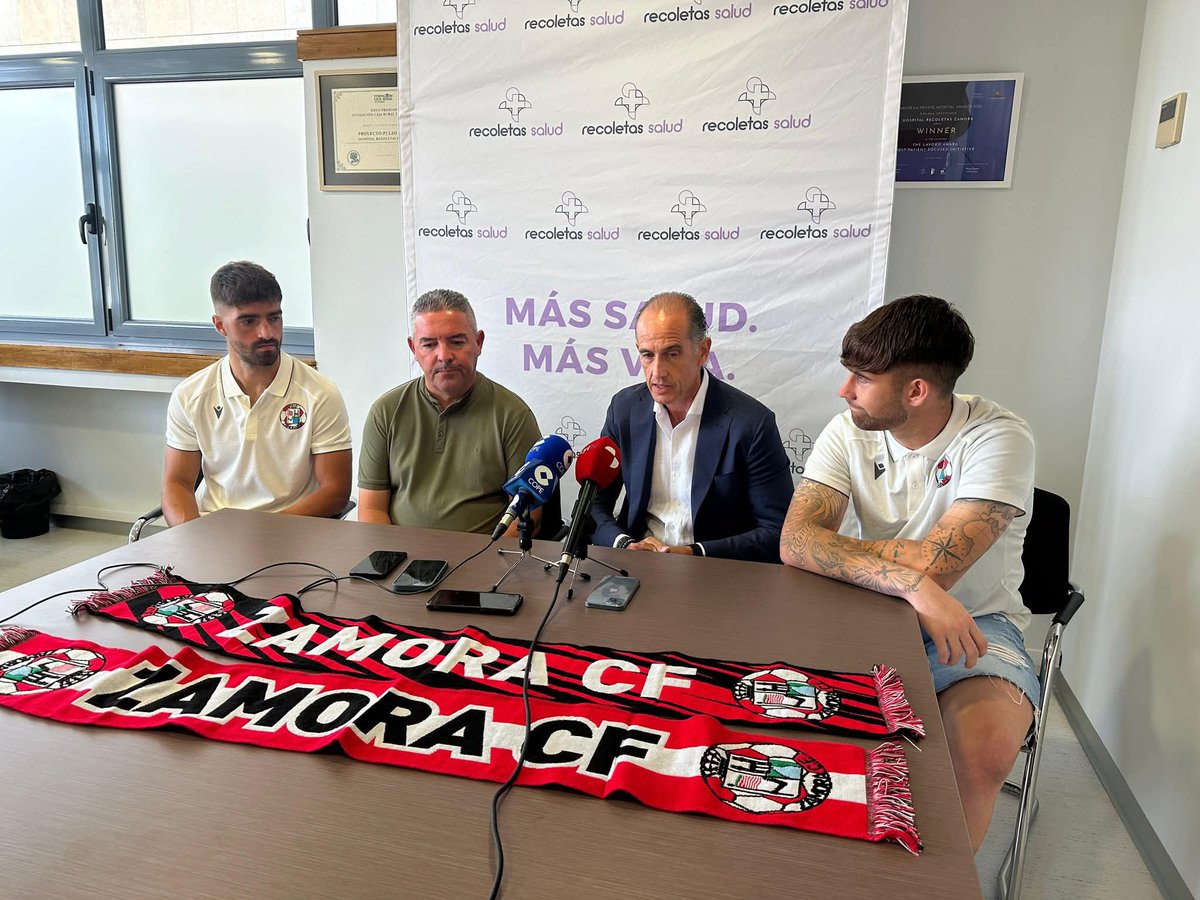 RUEDA DE PRENSA🎙️|

Adrian Pereda presentado como jugador rojiblanco en el Hospital Recoletas Salud de Zamora👏🏼♥️

#VamosMiZamora
