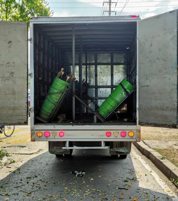 sucrenoticiasec's tweet photo. Atentado TERRORISTA en Cali, Colombia en los alrededores de la base aérea Marco Fidel Suárez de esa ciudad, estalló un CARRO BOMBA que cobra la vida de al menos cinco personas y unas 15 más heridas. Un camión bomba no alcanzó a estallar. 

#SucreEnLaNoticia https://t.co/GIPSyrta18