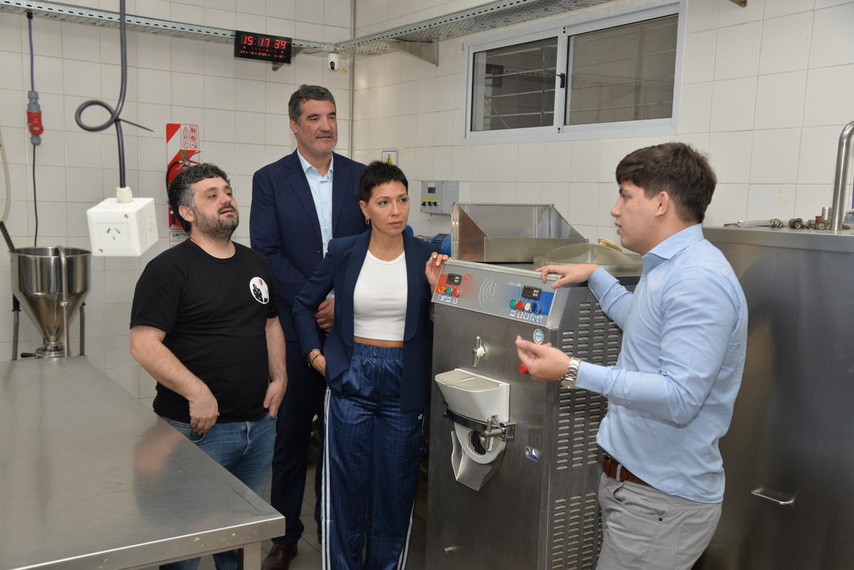 Mayra Mendoza ☀️ (@mayrasmendoza) on Twitter photo Luego de la entrega de herramientas, recorrimos junto a <a href="/mojatignanelli/">Facundo Tignanelli</a>, <a href="/danyvilar/">Daniela Vilar</a> y <a href="/ferraitelli/">Fernando Raitelli</a> la heladería Donna, un orgullo argentino y de #Brandsen que llevó el helado artesanal a competir y ganar en el mundo.
Con organización, compromiso y amor por nuestro pueblo, vamos Luego de la entrega de herramientas, recorrimos junto a <a href="/mojatignanelli/">Facundo Tignanelli</a>, <a href="/danyvilar/">Daniela Vilar</a> y <a href="/ferraitelli/">Fernando Raitelli</a> la heladería Donna, un orgullo argentino y de #Brandsen que llevó el helado artesanal a competir y ganar en el mundo.
Con organización, compromiso y amor por nuestro pueblo, vamos