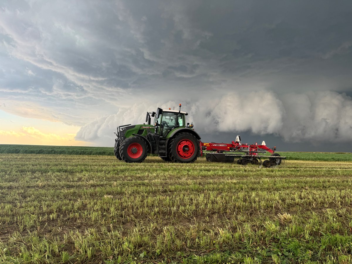 An incredible moment captured yesterday by Justin McGonigal of 66 Ranch near Brooks, AB. A powerful shot, and our thoughts are with those affected by yesterday’s storm. #abstorm #brooksalberta <a href="/Fendt_NA/">Fendt_NA</a>
