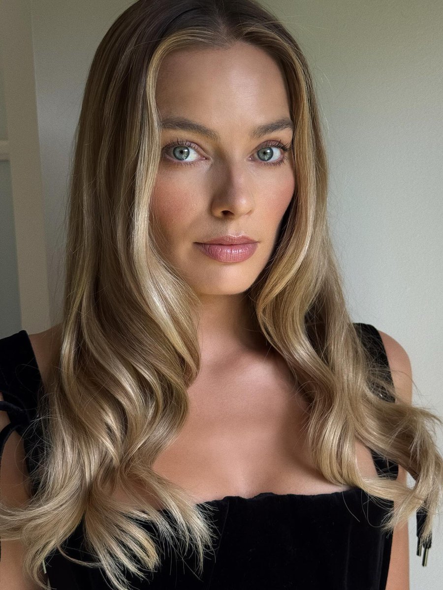 FilmUpdates's tweet image. Margot Robbie stuns in new pictures.