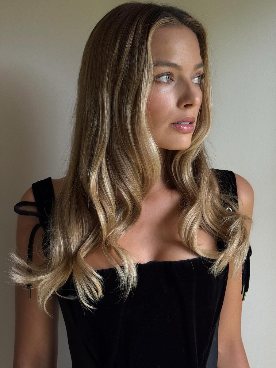 FilmUpdates's tweet image. Margot Robbie stuns in new pictures.