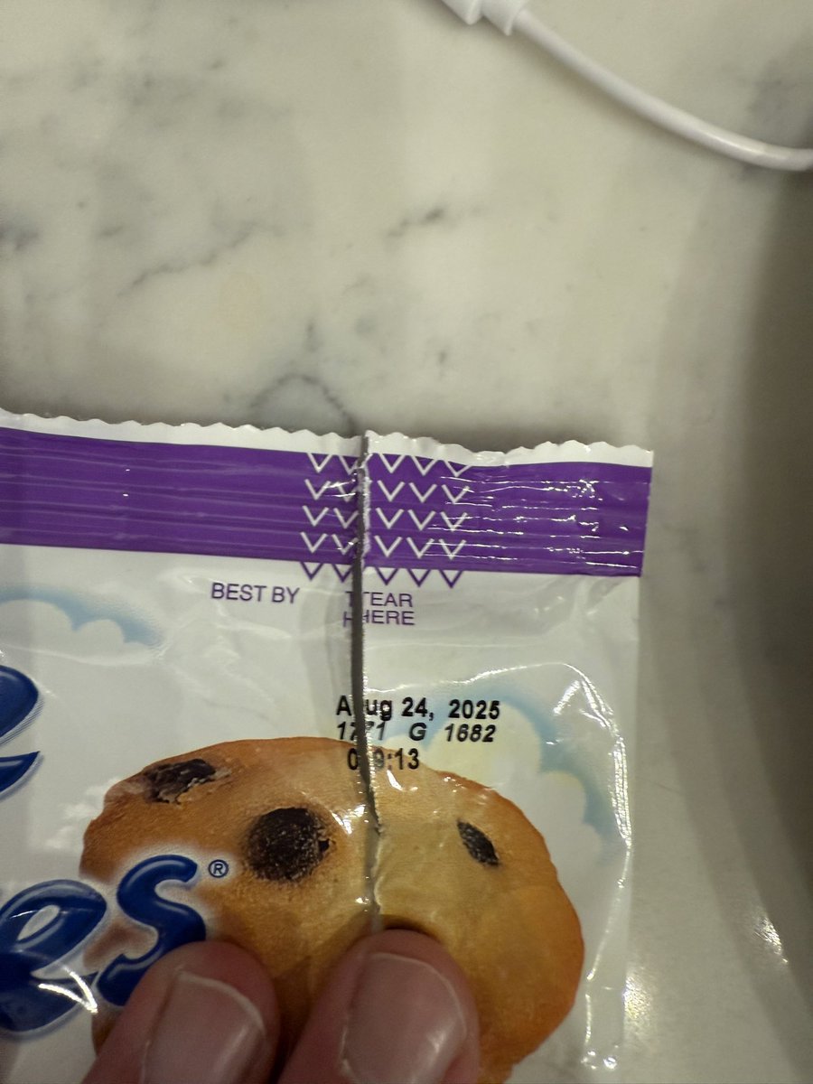 chrislemaster's tweet photo. @Entenmanns wtf is going on with your muffins? Expiration date 3 days from now. Thank god I looked and smelled the bag before handing it to my 7 yo. Do better! https://t.co/pScTvCJWIZ