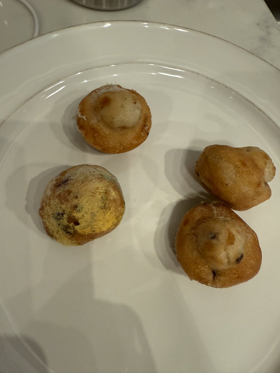 chrislemaster's tweet photo. @Entenmanns wtf is going on with your muffins? Expiration date 3 days from now. Thank god I looked and smelled the bag before handing it to my 7 yo. Do better! https://t.co/pScTvCJWIZ