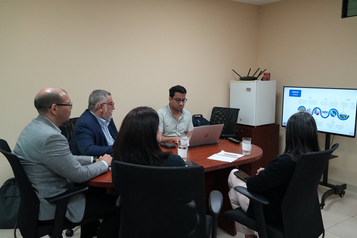 SECOMISCA's tweet image. Este día, el Secretario Ejecutivo del Consejo de Ministros de Salud de Centroamérica y República Dominicana #COMISCA, José Renán De León recibió la visita de cortesía del Director Regional de Salud Animal del @OIRSAoficial, Abelardo De Gracia Scanapieco con el objetivo de