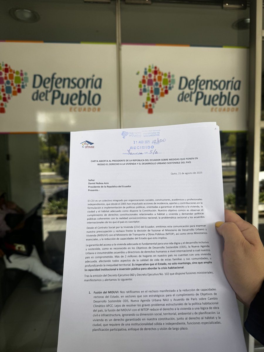 CSV_Ecuador's tweet photo. Esta mañana entregamos carta abierta, dirigida al Presidente de la República, expresando nuestra preocupación y rechazo frente la decisión de fusionar Ministerios esenciales. 

Alertamos que esto conlleva fuertes implicaciones para la política habitacional del país. https://t.co/pUtV0UB6S0