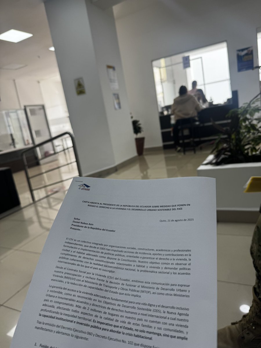 CSV_Ecuador's tweet photo. Esta mañana entregamos carta abierta, dirigida al Presidente de la República, expresando nuestra preocupación y rechazo frente la decisión de fusionar Ministerios esenciales. 

Alertamos que esto conlleva fuertes implicaciones para la política habitacional del país. https://t.co/pUtV0UB6S0