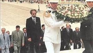 Azerbaycan bağımsızlığı için bir ömür adamış, kendi adına bir toplu iğnede gözü olmamış Ebulfez Elçibey'i saygıyla anıyorum. Allah, Hızır, Odin ve Kök Tengri hepimize onunki kadar onurlu bir yaşam versin.

Başkanlığı sonrası yaptığı Anıtkabir ziyaretinde yazdıkları apayrı