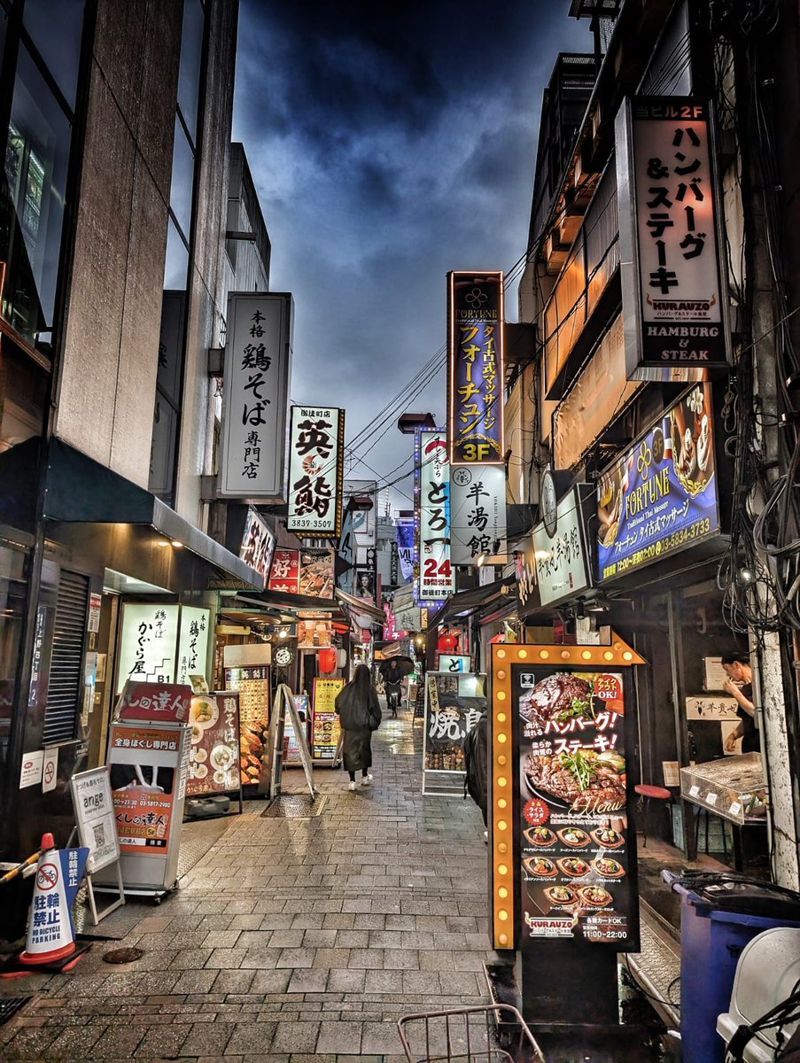 Only_Flies's tweet image. Luego Tokio tiene mil sitios a los que ir:
#akihabara  el paraíso friki
#Daikanyama el Brooklyn para toar café en cafeterías cool
Y muchos muchos Konbinis: Seven Eleven, Family Mark y Lawson. Hice una apuesta de comerme un trozo de pollo por cada Kombini y no pude mantenerla.