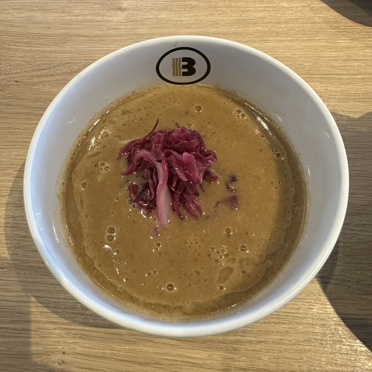 つけ麺 BUKKO@土岐市（8/15）

つけ麺 並盛

チュルツルムチモチッとコシ抜群な太麺は啜り心地最高🍜
小麦の旨味しっかり感じられる麺が美味しい🫶🏻

濃密な豚の旨味たっぷりなつけ汁がめちゃ旨🐖
豚の風味が口内にフワッと、タレ感も強め🤤

燻製豚チャは麦茶の香りフワりと🌾

最高に美味しかった🥹