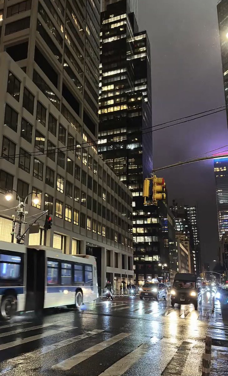 أنا لو أروح عن مربى الصبا وأغترب وأغيب
ياعنك الأحرار إنها توّلع بأراضيها …