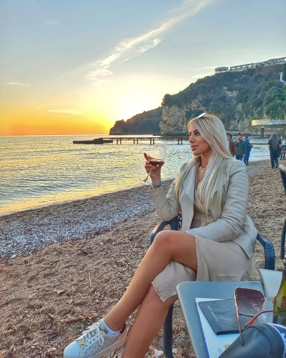 Monica_891027's tweet image. Coastal sunset, wine in hand — when tailored beige meets beachside ease. 🌅🍷
Golden hour magic in sneakers &amp;amp; suiting. #BeachChic #SunsetSips