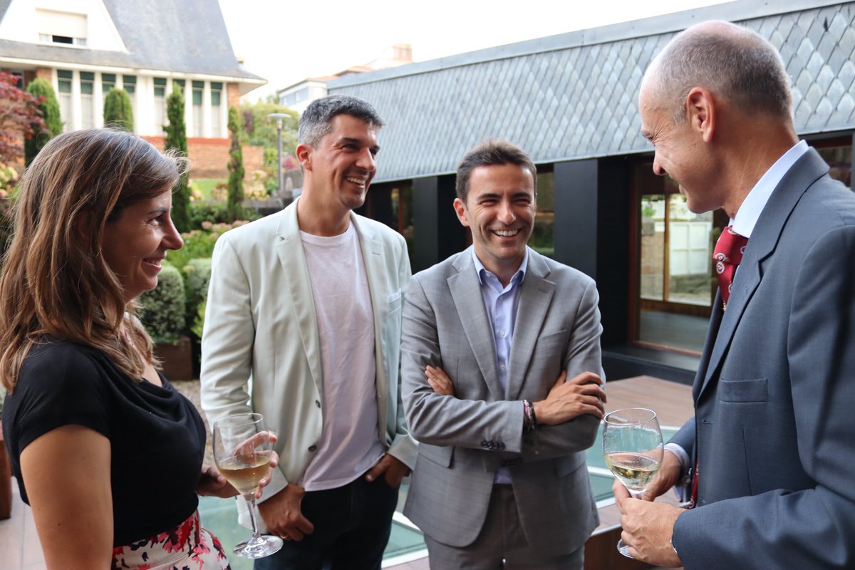 Con los Emboques de Oro, la Casa de #Cantabria en Madrid reconoce hoy en #Santander a quienes llevan el nombre de nuestra tierra fuera de nuestras fronteras.

Enhorabuena a Odette Álvarez, José Manuel Conde, Francisco A. González Redondo y Fernando Mirapeix por el reconocimiento.