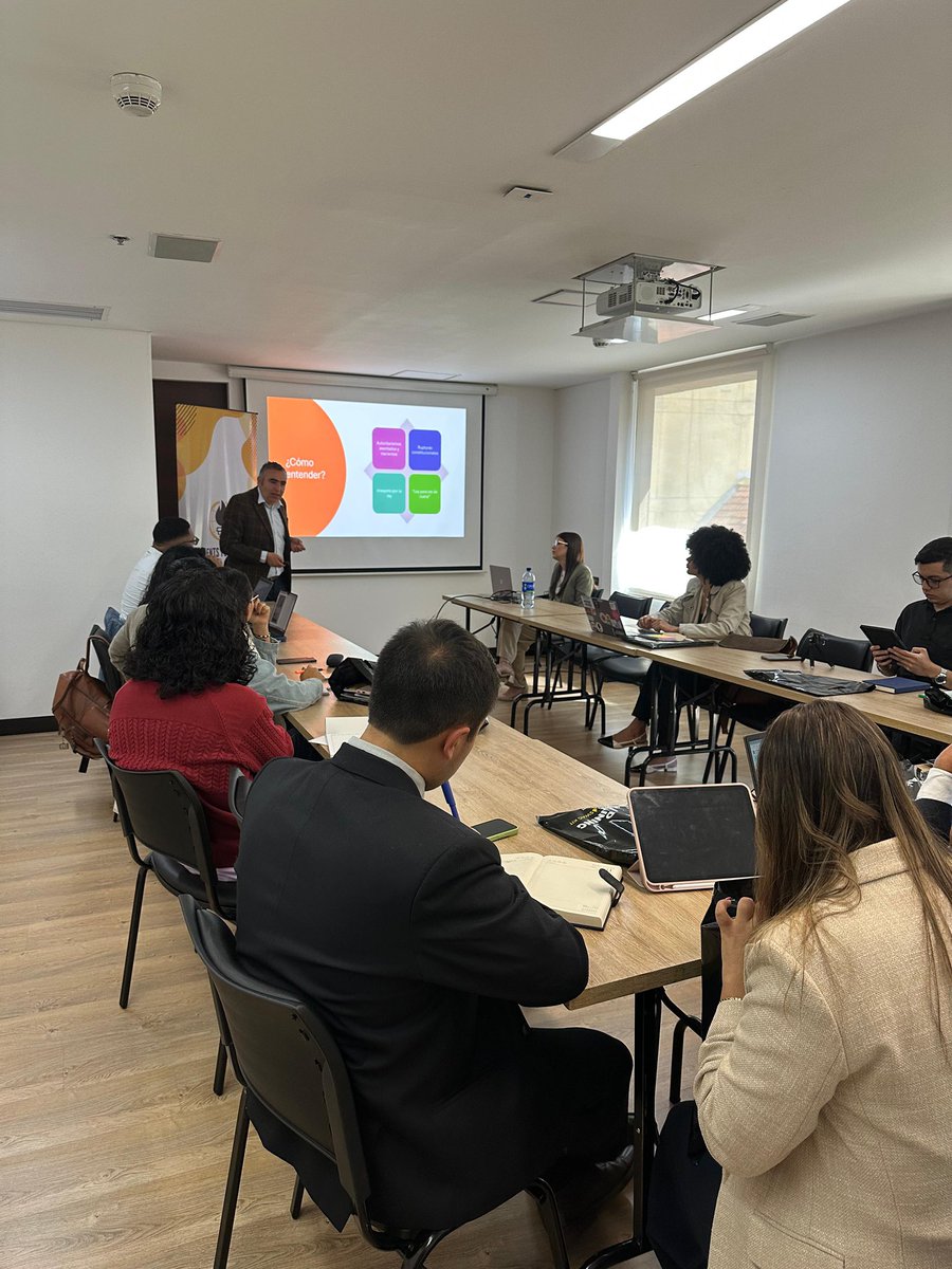 Crittiko's tweet photo. Hoy estuve hablando con los jóvenes de @EsLibertadCol sobre Estado de derecho en AL. Muy buen encuentro. Buenas preguntas y reflexiones. Le agradezco a @CristianJRC01 por la invitación. https://t.co/JcSs9C6xjW