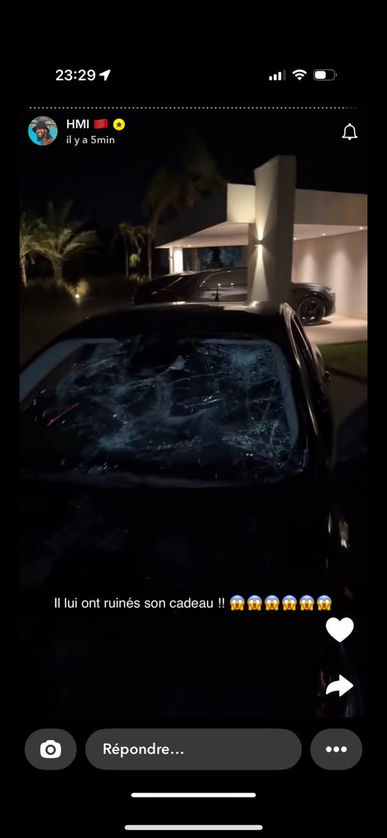 reacttv123366's tweet photo. Alors déjà que j’en pensais pas grand chose de positif de cette hmi House casser une voiture à 15k et hmi derrière qui rigole sans oublier le faite qui font tomber un gâteau par l’autre gogole de service bande de merde #HMIHouse #hmihhouse https://t.co/PyPZhtTk4P
