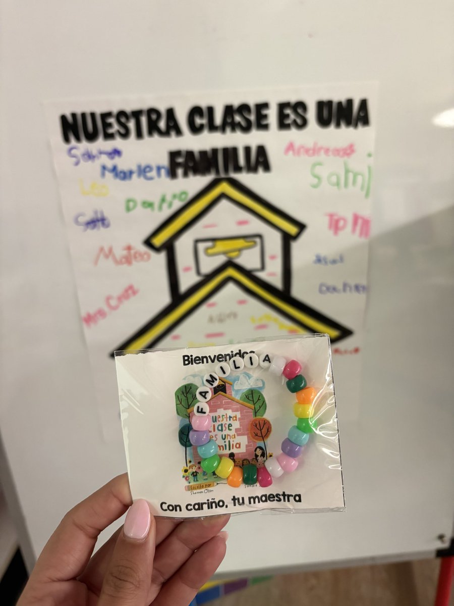mscruzhdz's tweet image. Books + bracelets = happy hearts 💖 Our Clase es una Familia read-aloud got extra special with a little reminder we all belong 💕 #FirstGradeMagic ✨ #RISDDreamBig