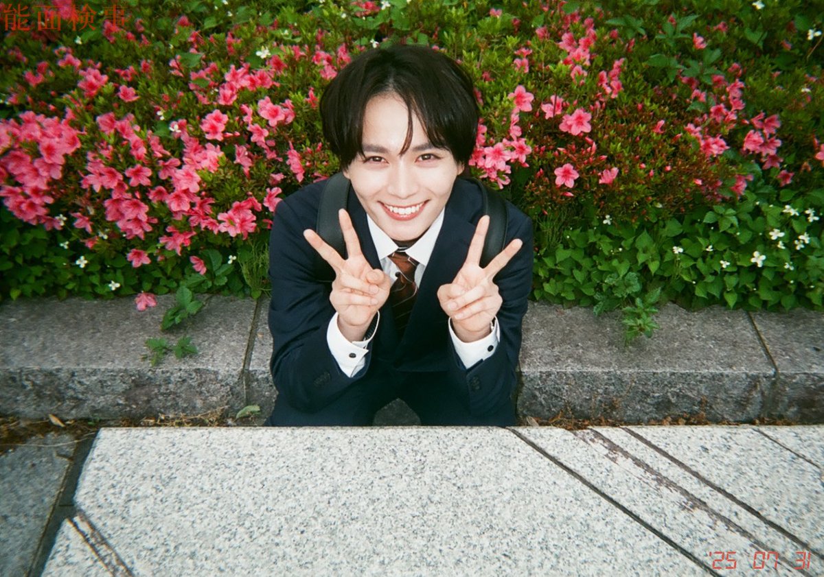 tx_drama9's tweet photo. 🎭#能面検事 オフショット⚖️

大阪地検前でパシャリ📸
カメラを向けるとダブルピース✌️をいただきました🫧

前田事務官（#大西流星）を爆発に巻き込んだ犯人を不破検事（#上川隆也）は突き止めることはできるのか…⁉︎

第6話のおさらいはTVerで👀
▷https://t.co/zLFmBDRicm https://t.co/p8uivXotC2