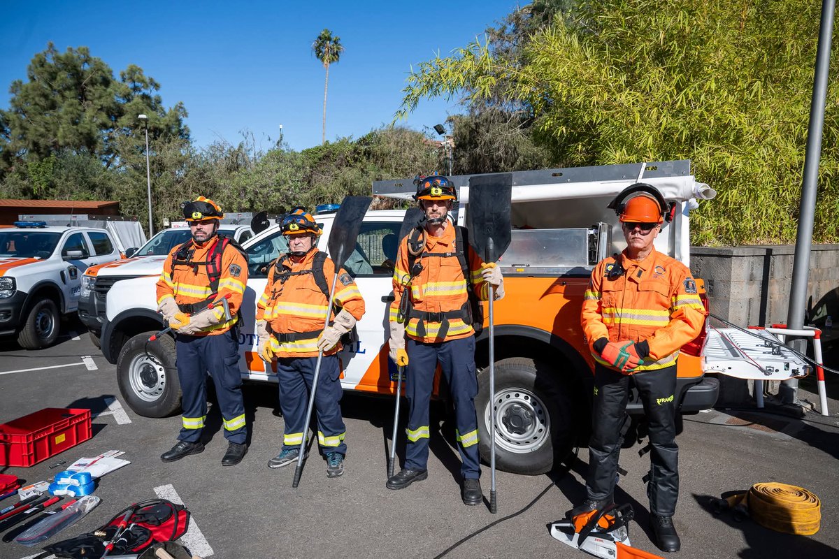 PlinioElGuapo's tweet photo. Federico Grillo, jefe de emergencias del Cabildo de Gran Canaria: 

"en Canarias nos gusta nuestro modelo con voluntariado. Son versátiles, en primer ataque hacen una labor fundamental y en grandes incendios aportan mucho. Vemos como cada vez el voluntariado es más profesional" https://t.co/j6KpkoWt2M