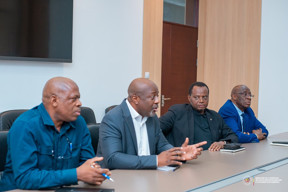 Dans le Cadre des préparatifs du 14ème Congrès de l'AUA qui se tiendra du 27 au 30 Aout prochain à Kinshasa, Son Excellence Monsieur le Vice Premier Ministre, Ministre de l'Interieur Jacquemain SHABANI LUKOO a reçu en audience ce Jeudi 21/08/2025 dans son cabinet, le President de