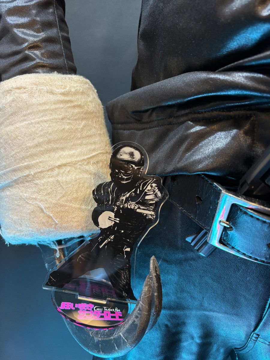 ⚡️⚡️本日公開⚡️⚡️

さあ今日は遂に
『狂い咲きサンダーロード』復活の日🔥

シネマート新宿ロビーには
なんと仁さん出現💥
Go Hard Motoさん提供の
スーパーかっこいいネオンサインも！

新宿行ってやろうじゃねえよ！🏍️💨

土日🎟️はこちら↙️
cinemart.cineticket.jp/theater/shinju…

※本日分完売🙇