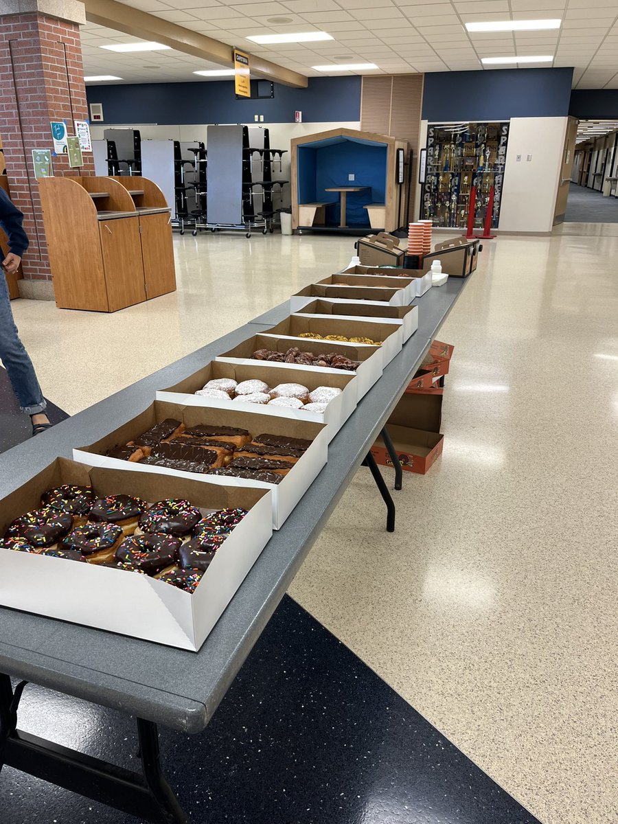 ErinSinner's tweet photo. Thank you to our school board president, Katie Christensen Mineer, for the donuts and coffee this morning at FNH! A great way to kick off day 2 of PD. @FargoNDSchools https://t.co/B0rEpYsaiK